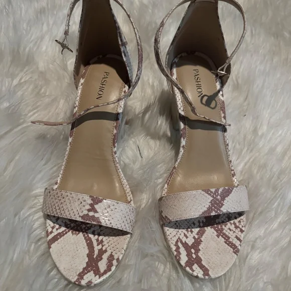 Pashion Footwear Pashionista convertible sandal in Ivory Snakeskin, size 9 - Picture 5 of 6